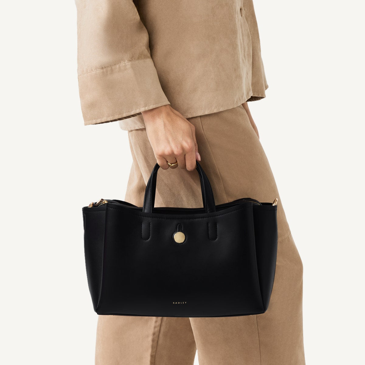 Bathurst Mews Leather Medium Ziptop Grab Bag in Black - 110658