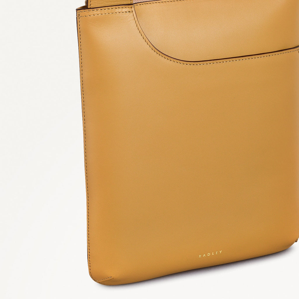 Pockets Leather Medium Ziptop Cross Body Bag in Pecan - 111431