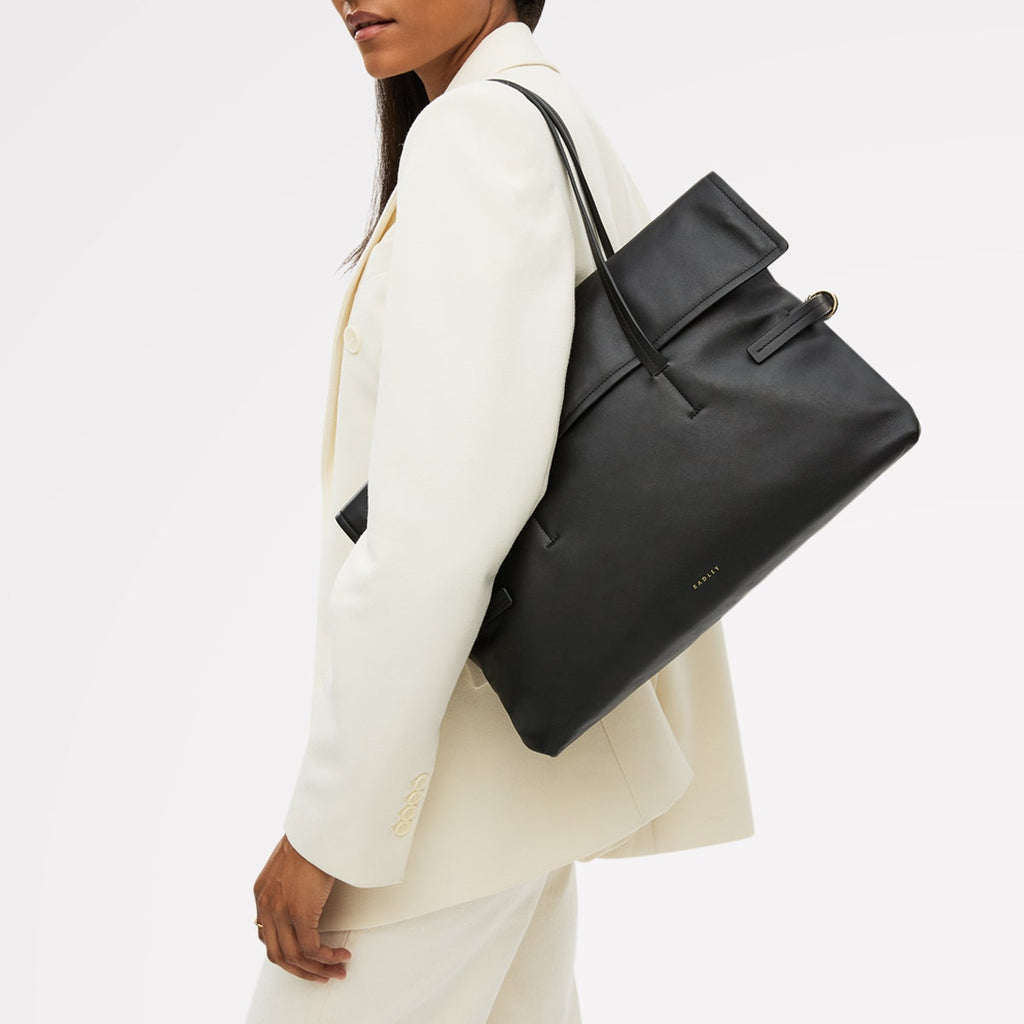 Fleet Street Medium Flapover Shoulder Bag in Black - 112187