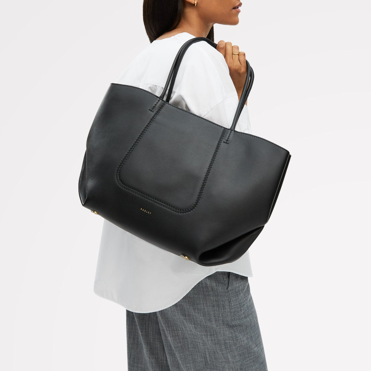 The Compton Medium Ziptop Shoulder Bag in Black - 112200