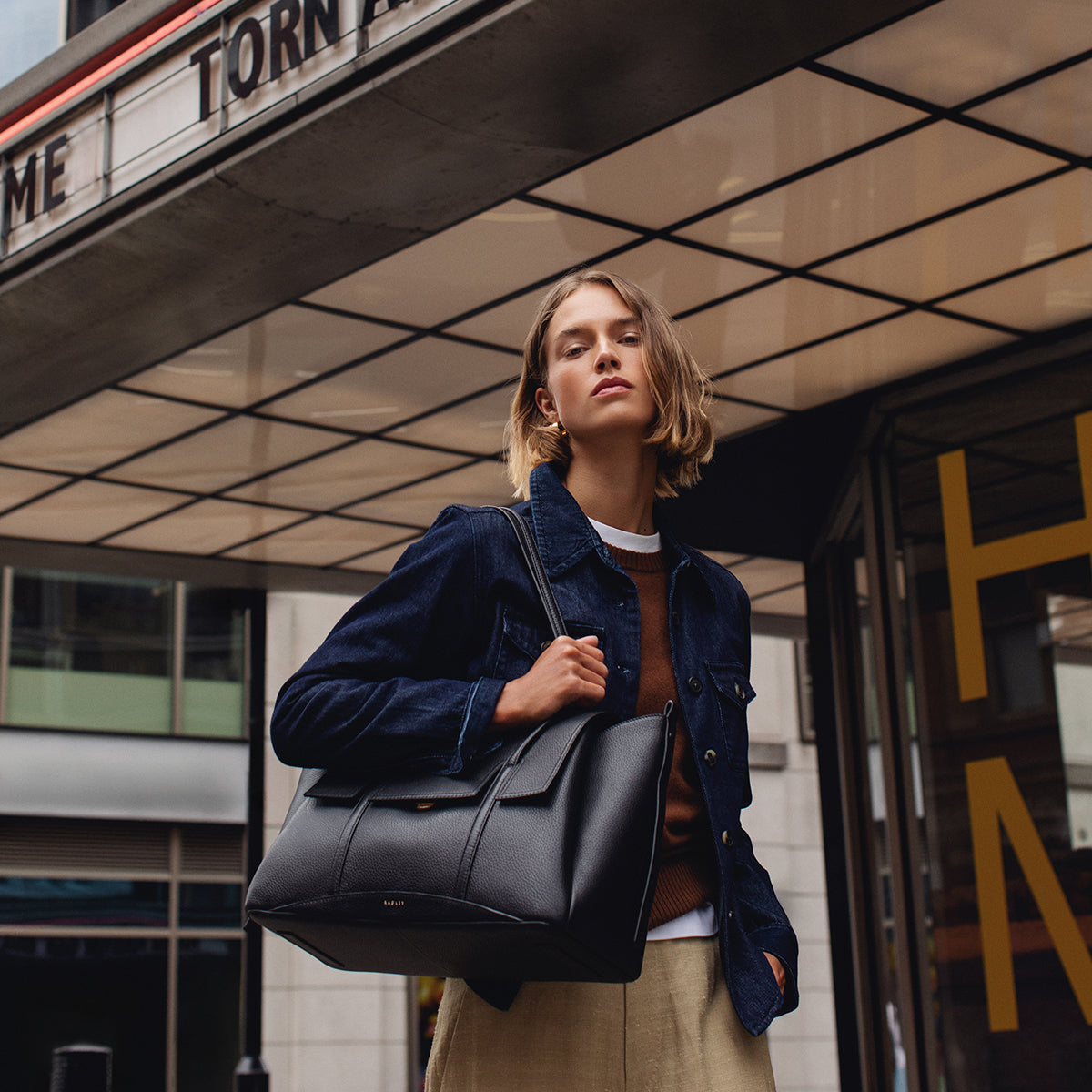 The Chancery Leather Large Flapover Shoulder Bag in Black - 112163