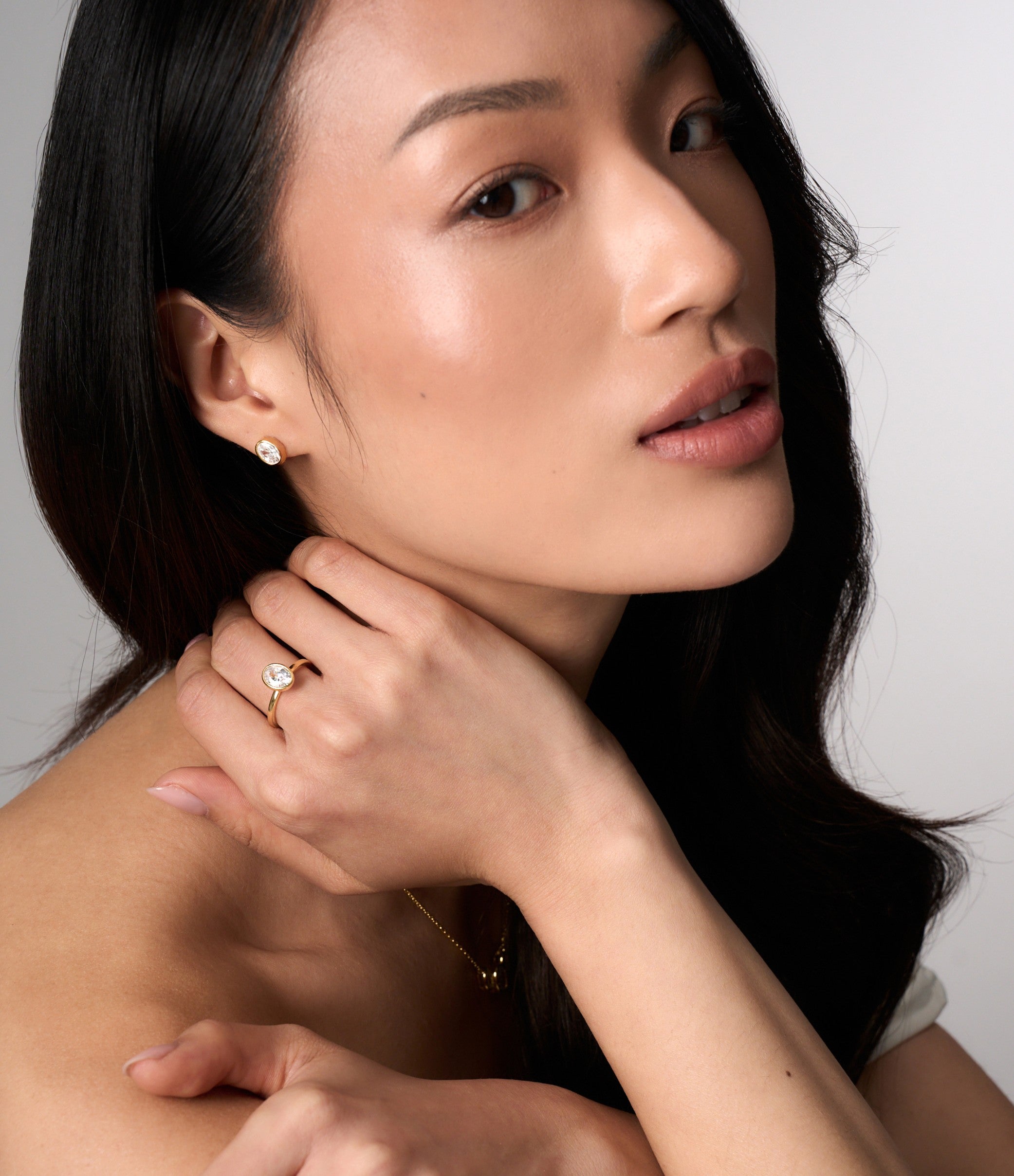 BUCKLEY LUXE - GOLD BEZEL SETTING OVAL STUD EARRINGS