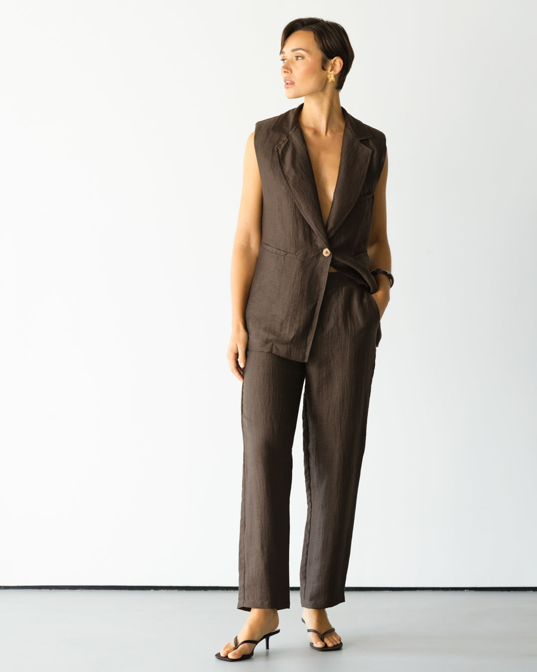 Maris Sleeveless Linen Blazer | Espresso Brown