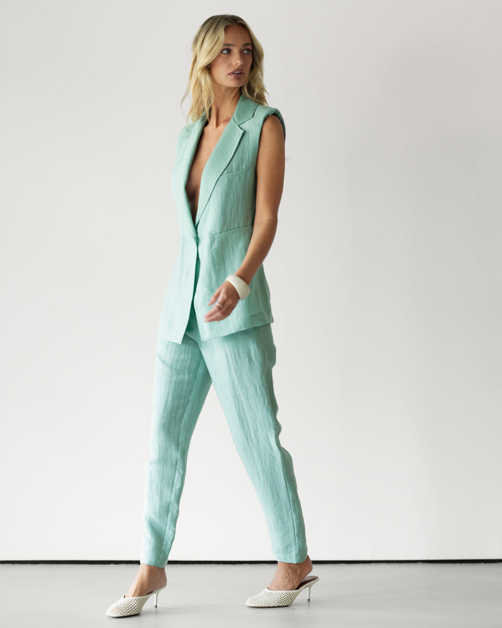 Maris Sleeveless Linen Blazer | Mint