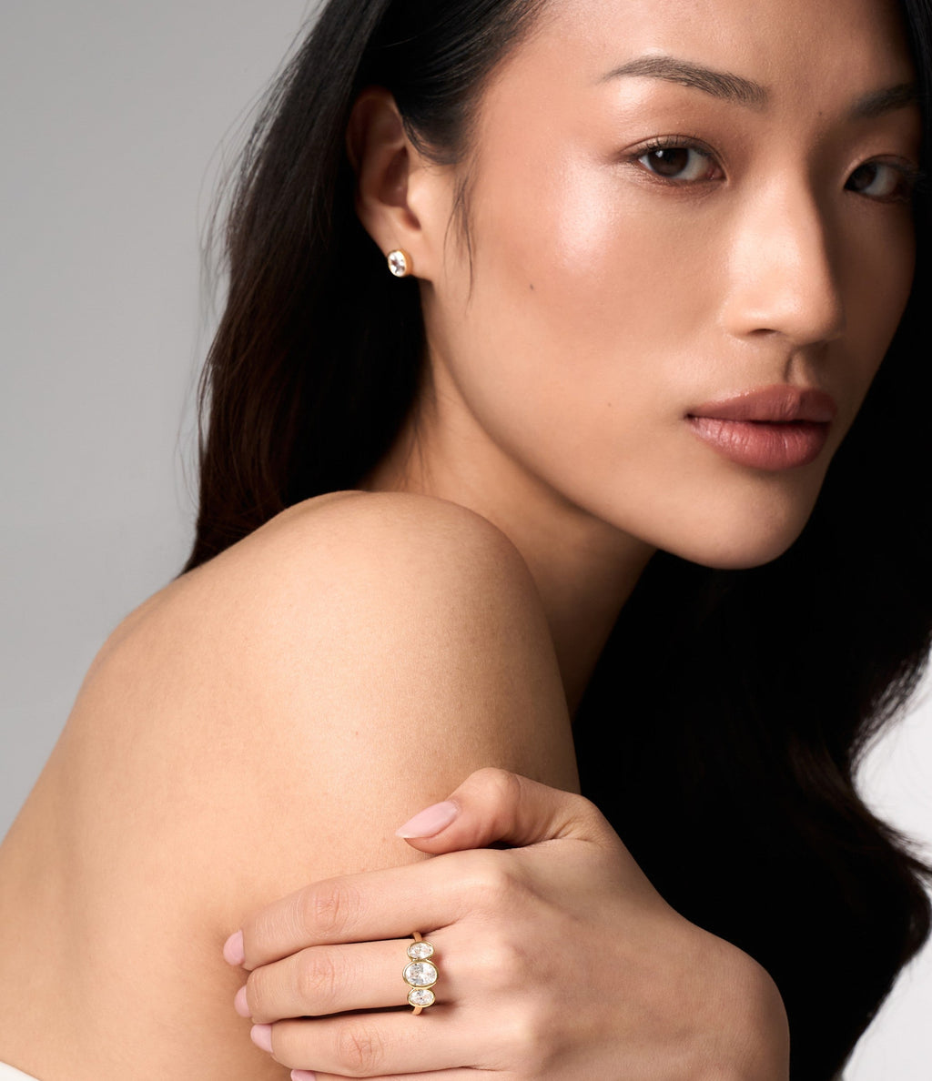 BUCKLEY LUXE - BEZEL SETTING OVAL TRILOGY DIAMOND RING
