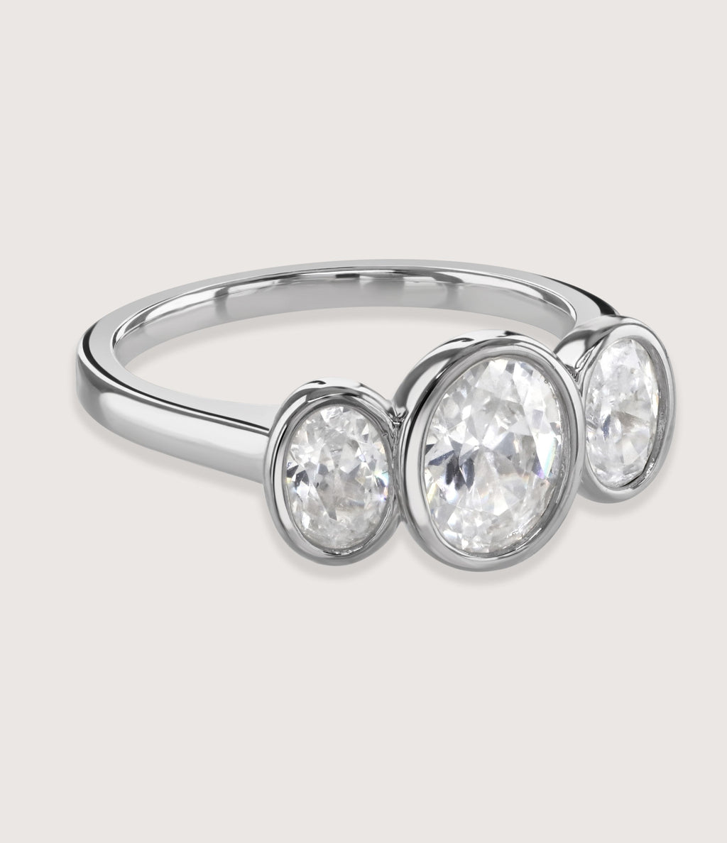 BUCKLEY LUXE - BEZEL SETTING OVAL TRILOGY RING